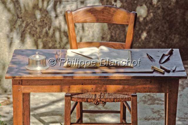 harmas fabre 02.JPG - Table de travail de Jean-Henri FABRE (1823-1915)Harmas de FabreSérignan du Comtat, 84 France